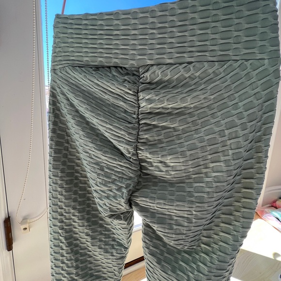 Light green legging set. Scrunch back. Multiple sizes available - Picture 3 of 4